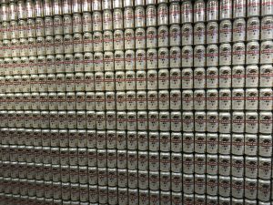 缶ビールでできた壁