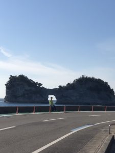 円月島とカツヒコ.jp