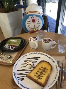 ドラえもんと朝食、盛りだくさん！