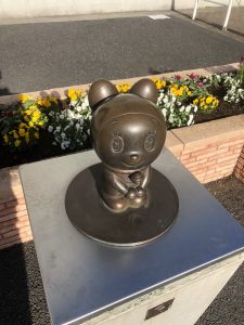 駅前にあるドラミちゃんの銅像