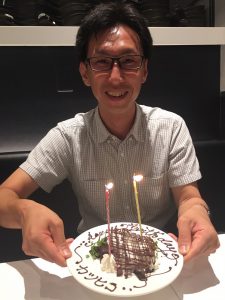 誕生日ケーキとカツヒコ.jp