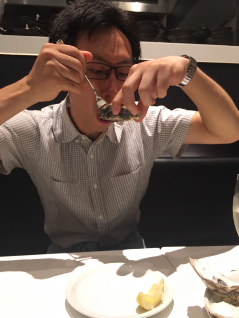 牡蠣を頬張るカツヒコ.jp