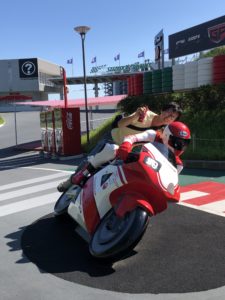 バイクのケツに乗ってる風