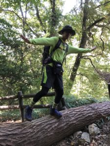 倒木に乗ってはしゃぐカツヒコ.jp