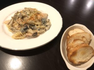 サーモンとキノコのクリームパスタ