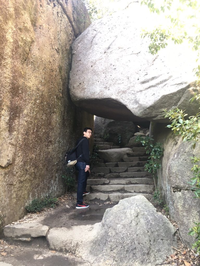 岩を潜り抜けるカツヒコ.jp