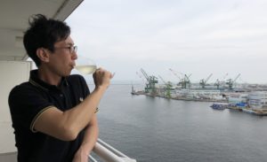 テラスでワインを飲むカツヒコ.jp
