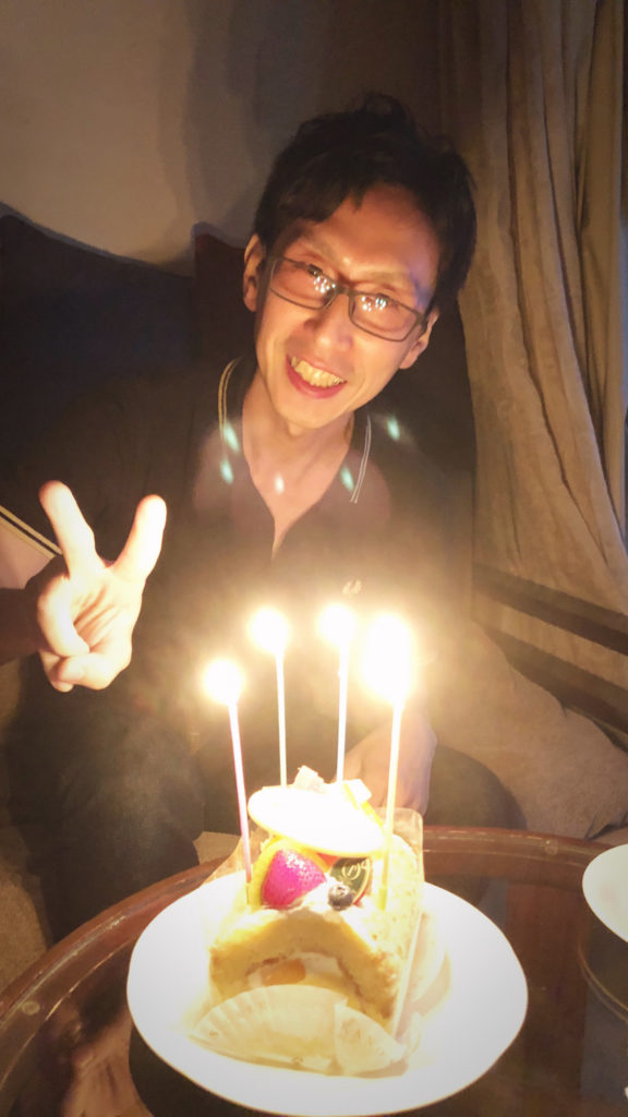 誕生日ケーキとカツヒコ.jp